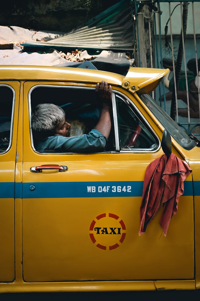 vintage-kolkata-taxi-with-driver-resting-inside-33149975